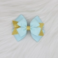 Détail d'un nœud papillon en ruban gros-grain bleu clair avec paillettes dorées - Bleu Or