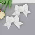 Elegante coppia di fiocchi per capelli in raso bianco con rosa per acconciature - Bianco