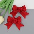 Paar elegante rode satijnen haarstrikken met handgemaakte stoffen roosjes voor vrouwen - Rood