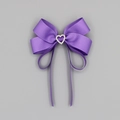 Détail d'un nœud en ruban gros-grain violet foncé avec un strass étincelant en forme de cœur - Violet