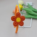 Detalle de diadema de girasol hecha a mano de ganchillo con acabado de satén naranja - Naranja