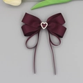 Détail du nœud papillon en ruban gros-grain bordeaux avec strass en cœur et longs rubans - Bordeaux