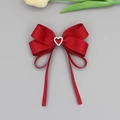 Barrette nœud rouge en gros-grain avec strass en cœur et longs rubans sur fond gris - Rouge