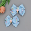 Detailansicht hellblauer Haarschleifen mit 3D-Eiscreme-Motiv und bunten Streusel-Dekoren - Schleifen Haarklammern / Blau