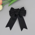 Elegante fermaglio per capelli in raso nero con fiocco e rosa su sfondo grigio - Nero