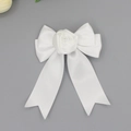 Dettaglio del fermaglio per capelli in raso bianco con rosa in tessuto e nastri a coda di rondine - Bianco
