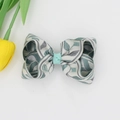 Detalle del lazo multicapa con patrones de hojas en jacquard gris y verde azulado - Azul