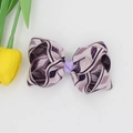 Pince à cheveux nœud papillon violet avec motif de feuilles sur fond blanc - Violet