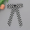 Barrette à nœud à carreaux noir et blanc avec rubans sur fond gris et tulipe - Noir