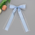 Barrette nœud en satin bleu clair avec bordure en dentelle et longs rubans élégants - Bleu