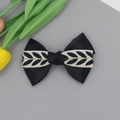 Eleganter schwarzer Schleifen-Haarclip mit Blattmuster und Goldfaden auf grauem Hintergrund - Schwarz