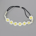 Detalle de la diadema de encaje de margaritas bordadas con banda elástica negra - Modelo con Centro Amarillo / Amarillo