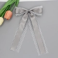 Detailansicht der grauen Satin-Haarspange mit zarter weißer Spitze und langen Bändern - Grau
