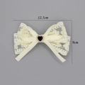Detalle del clip de encaje con gema de corazón y medidas de 12,5 cm por 9 cm - Lazo Crema con Decoración de Corazón (03#)