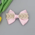 Dettaglio del fiocco per capelli in raso rosa chiaro con nastro jacquard floreale e fili d'oro - Rosa
