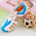 Llavero de bota de fútbol azul y blanca con pedrería brillante y cadena de metal dorado - 10cm / Dorado Azul Blanco