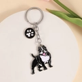 Porte-clés bouledogue en métal avec pendentif patte sur un support d'exposition épuré - Style Chien Bully (Bully + Patte)