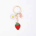 Schlüsselanhänger mit Erdbeere, Gänseblümchen, rosa Herzen und Perle auf Goldring - Erdbeere mit Blume