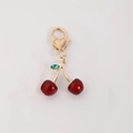 Portachiavi ciliegia con perle rosse, chiusura a cuore dorata e foglia di gemma verde - Ciliegia (Grigio)