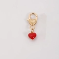 Porte-clés mousqueton doré avec pendentif cœur rouge et détails gravés sur le fermoir - Cœur rouge 3D