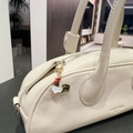 Sac boston en cuir crème avec un charmant porte-clés en métal en forme de coq - Coq