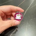 Medaglietta rosa glitterata per animali con motivo tazzina da caffè tenuta in mano - Rosa Rossa