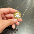 Medaglietta rotonda glitterata per animali con tazza da caffè e telaio in zinco - Giallo
