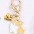 Cartoon Corgi Schlüsselanhänger mit gelbem Emaille-Hund und goldenem Herzverschluss - Corgi