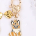 Goldener Corgi-Emaille-Schlüsselanhänger mit Herz-Karabiner und Love-Anhänger - Dobermann