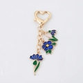 Llavero dorado de estilo pastoral con flores azules y cierre en forma de corazón - Flor Azul