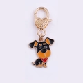 Porte-clés chien de dessin animé avec écharpe rouge et fermoir coeur doré en alliage de zinc - Doberman
