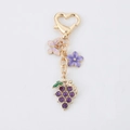 Llavero con colgante de uvas púrpuras y mariposa con cierre de corazón dorado fino - Uva Morada