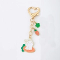 Porte-clés cœur doré avec adorable lapin blanc sur carotte et pendentif fleur mini - Lapin avec Carotte