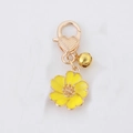 Colgante de flor en esmalte amarillo con cierre de corazón dorado y cascabel pequeño - Flor Amarilla Campana