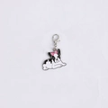 Porte-clés Bouledogue Français en émail avec nœud rose et fermoir mousqueton - Position Allongée avec Nœud Style