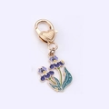 Portachiavi smaltato con fiori di iris viola, chiusura a cuore dorata e foglie blu stellate - Iris