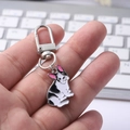 Porte-clés bouledogue français noir et blanc en émail avec fermoir en alliage de zinc - Accroupi avec Fermoir de Porte Style