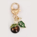 Goldener Herz-Karabiner Schlüsselanhänger mit Mangostan-Fruchtanhänger und Emaille-Blatt - Mangostanblatt