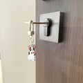 Porte-clés bouledogue français blanc avec oreilles roses et nœud papillon rouge - Fermoir de Porte avec Nœud Papillon Style