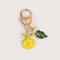 Gouden 3D citroen sleutelhanger met emaille fruit hanger en hartvormige ring - Citroen