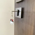 Porte-clés Bouledogue Français en émail noir et blanc avec petit nœud rose - Fermoir de Porte Style Nœud sur l'Oreille