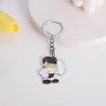 Détail d'un porte-clés de mariage de dessin animé en émail sur un support décoratif - Style Formel Noir et Blanc (M10113)