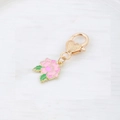 Portachiavi con fiore in smalto rosa con moschettone dorato e dettagli a cuore - Peonia