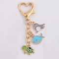 Llavero de corazón dorado con dijes esmaltados de tortuga ballena y foca de mar - Delfín Tortuga Foca
