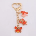 Llavero de corazón dorado con colgantes de langosta y cangrejo de color rojo - Cangrejo Langosta