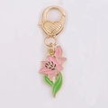 Schlüsselanhänger mit rosa Lilienblüte, goldenem Herzverschluss und Emaille-Blättern - Lilie
