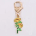 Lebhafter Sonnenblumen-Schlüsselanhänger mit gelben Blüten und Herz-Karabiner - Sonnenblume Seitlich