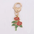 Goldfarbener Schlüsselanhänger mit roter Emaille-Rose und herzförmigem Verschluss - Rose