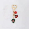 Porte-clés mignon avec coccinelle rouge et feuille verte sur fermoir coeur doré - Style Maillon Cœur Coccinelle