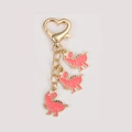 Portachiavi con dinosauro rosa con tre ciondoli e chiusura a moschettone a cuore dorato - Dinosauro Rosa